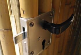 Cilinderslot voor bamboe poortdeur